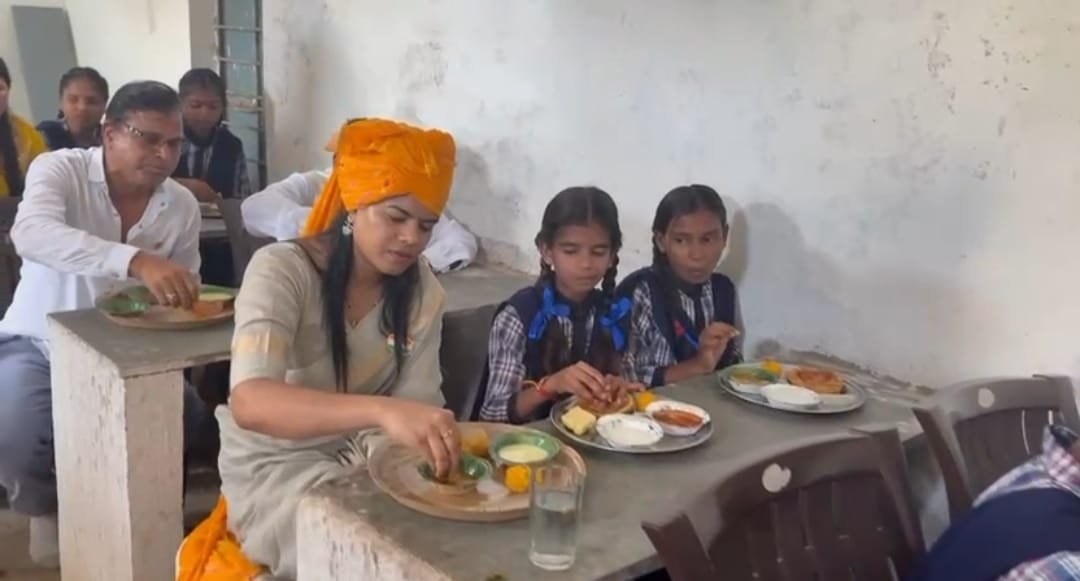 बदनावर।नवागत एसडीएम मिमरोट ने खेडा में स्कूली बच्चो के साथ बैठकर मध्यांह भोजन की गुणवता जांची।