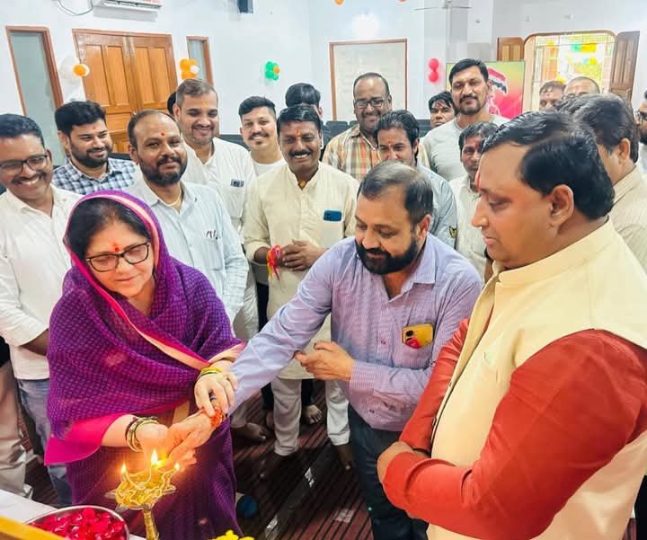 नेशन बुलेटिन धार।आज भाजपा जिला कार्यालय में पूर्व प्रधानमंत्री, भारत रत्न श्रद्धेय अटल बिहारी वाजपेयी जी तथा भारतीय जनता पार्टी के पितृ पुरुष श्रद्धेय कुशाभाऊ ठाकरे जी की चित्र पर माल्यार्पण कर श्रद्धांजलि अर्पित की।