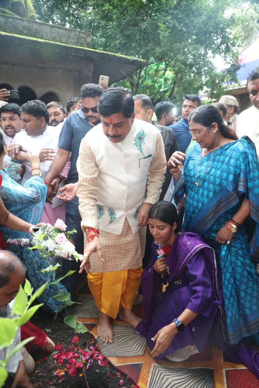 नेशन बुलेटिन धार।मुख्यमंत्री मोहन यादव ने अमझेरा के अमका-झमका मंदिर में की पूजा-अर्चना  द्वापर युग से जुड़ा मंदिर, श्रीकृष्ण की लीलाओं का साक्षी।