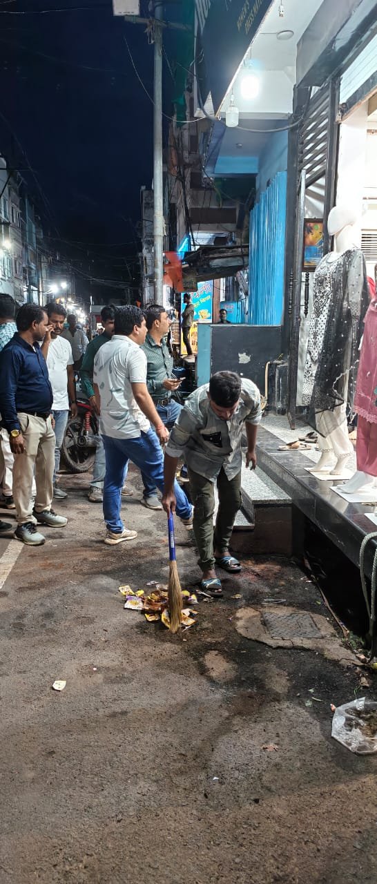 नेशन बुलेटिन धार। दुकान के बाहर कचरा दिखने पर दुकानदारों से झाडू लगवाई व कचरा उठवाया।