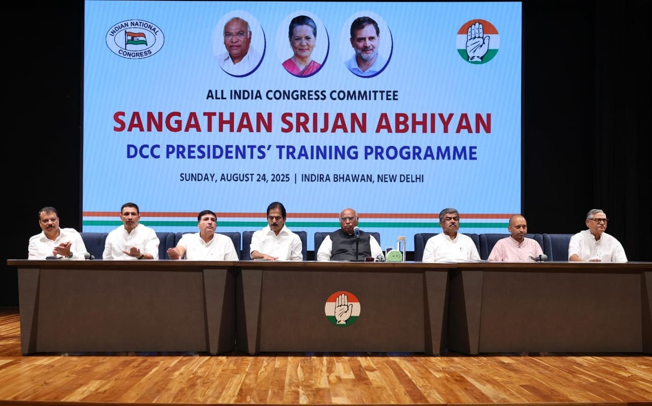 नेशन बुलेटिन धार।नेता प्रतिपक्ष श्री उमंग सिंघार दिल्ली स्थित इंदिरा भवन में संगठन सृजन के अंतर्गत आयोजित अखिल भारतीय कांग्रेस कमेटी के नवनियुक्त जिला अध्यक्षों की एक दिवसीय प्रशिक्षण कार्यशाला में शामिल हुए।