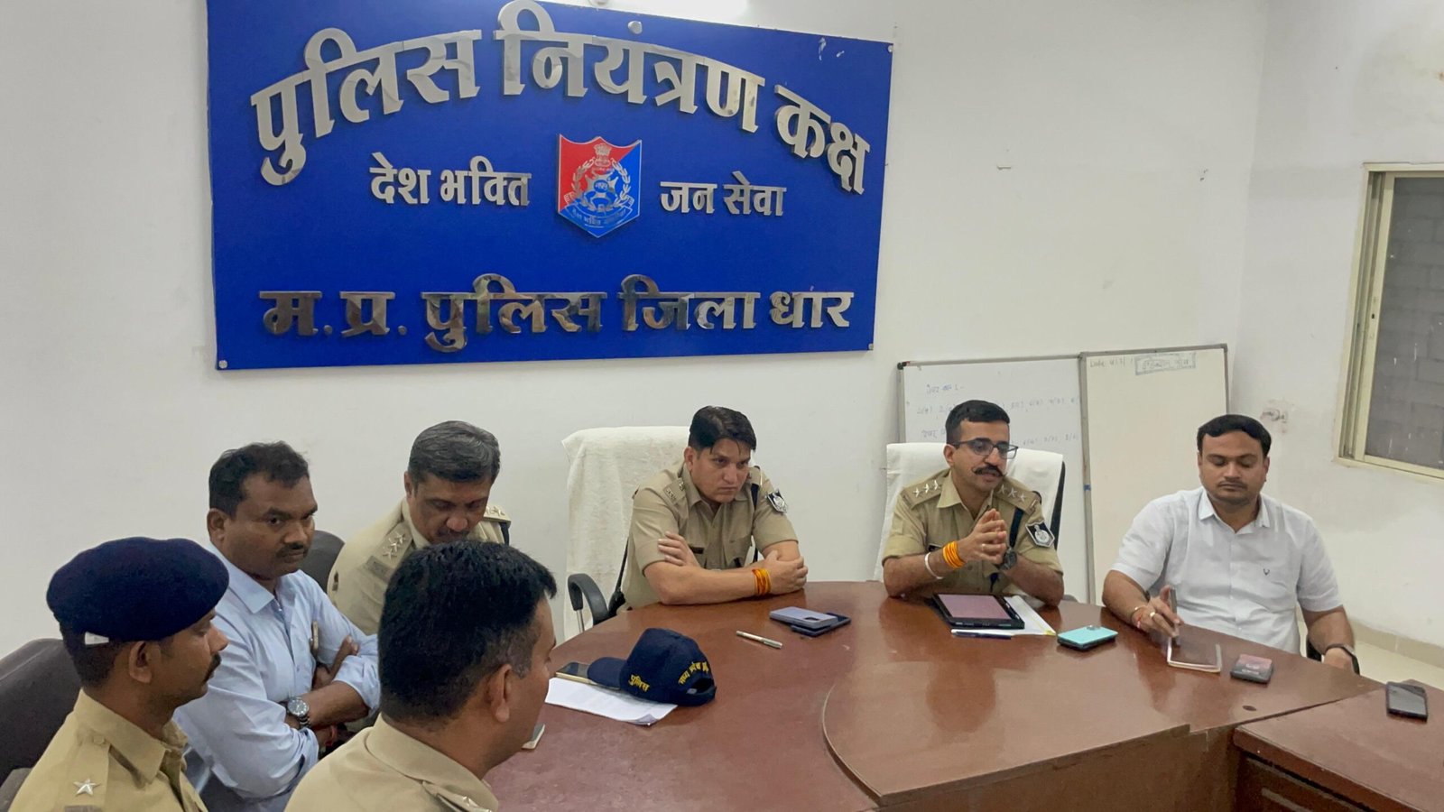 नेशन बुलेटिन। धार श्री मनोज कुमार सिंह के निर्देशन में अतिरिक्त पुलिस अधीक्षक धार श्री विजय डावर व्दारा आगामी त्यौहारों को दृष्टिगत रखते हुए डीजे संचालकों एवं गणेश जी प्रतिमा स्थापित करने वाले आयोजकों की बैठक लेकर दिए आवश्यक दिशा-निर्देश।