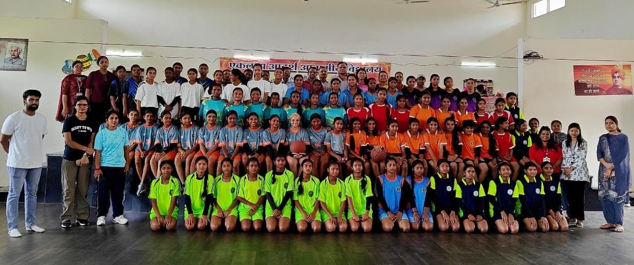 नेशन बुलेटिन धार। एकलव्य आदर्श आवासीय विद्यालय कुक्षी में चौथी राज्य स्तरीय बास्केटबॉल प्रतियोगिता का आज विधिवत शुभारंभ हुआ।