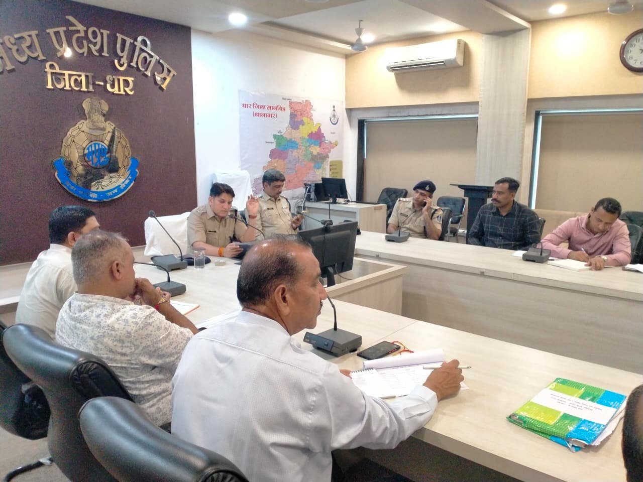 नेशन बुलेटिन। धार श्री मनोज कुमार सिंह के निर्देशन में अतिरिक्त पुलिस अधीक्षक धार श्री विजय डावर के द्वारा आगामी त्यौहारो को दृष्टिगत रखते हुए अधिकारी एवं कर्मचारियों की मिटिंग ली गई।