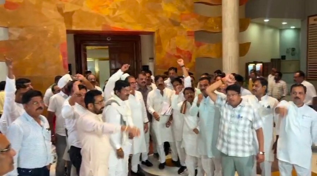 धार।कांग्रेस विधायक दल ने विधानसभा से किया वॉक आउट, जबलपुर के फर्जी डिग्री वाले अधिकारी पर कार्रवाई की मांग।