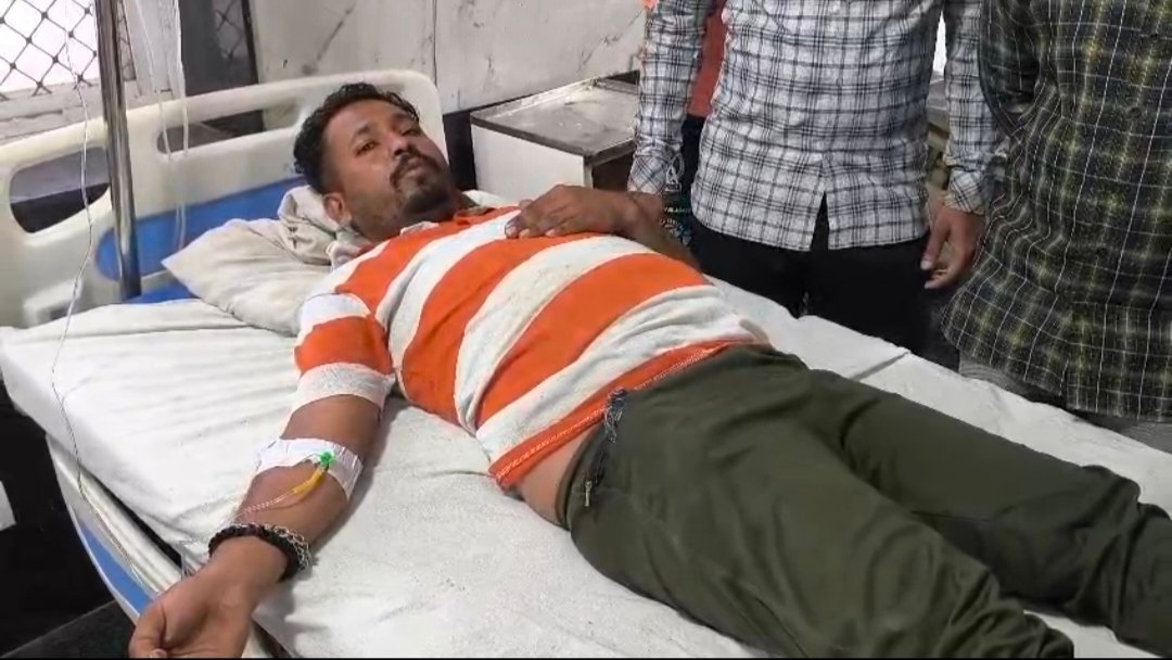 नेशन बुलेटिन धार। नगर पालिका का सफाई कर्मचारी चारा नष्ट करने की दवाई  छिड़कते समय गंभीर रूप से घायल हो गया।