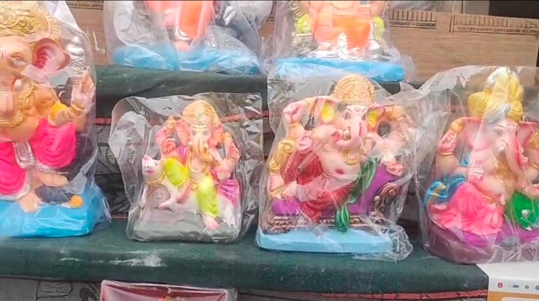 नेशन बुलेटिन धार। चौहान परिवार गणेश जी बनाने में व्यस्त मिट्टी की मूर्ति की लोगों की पहली पसंद ।