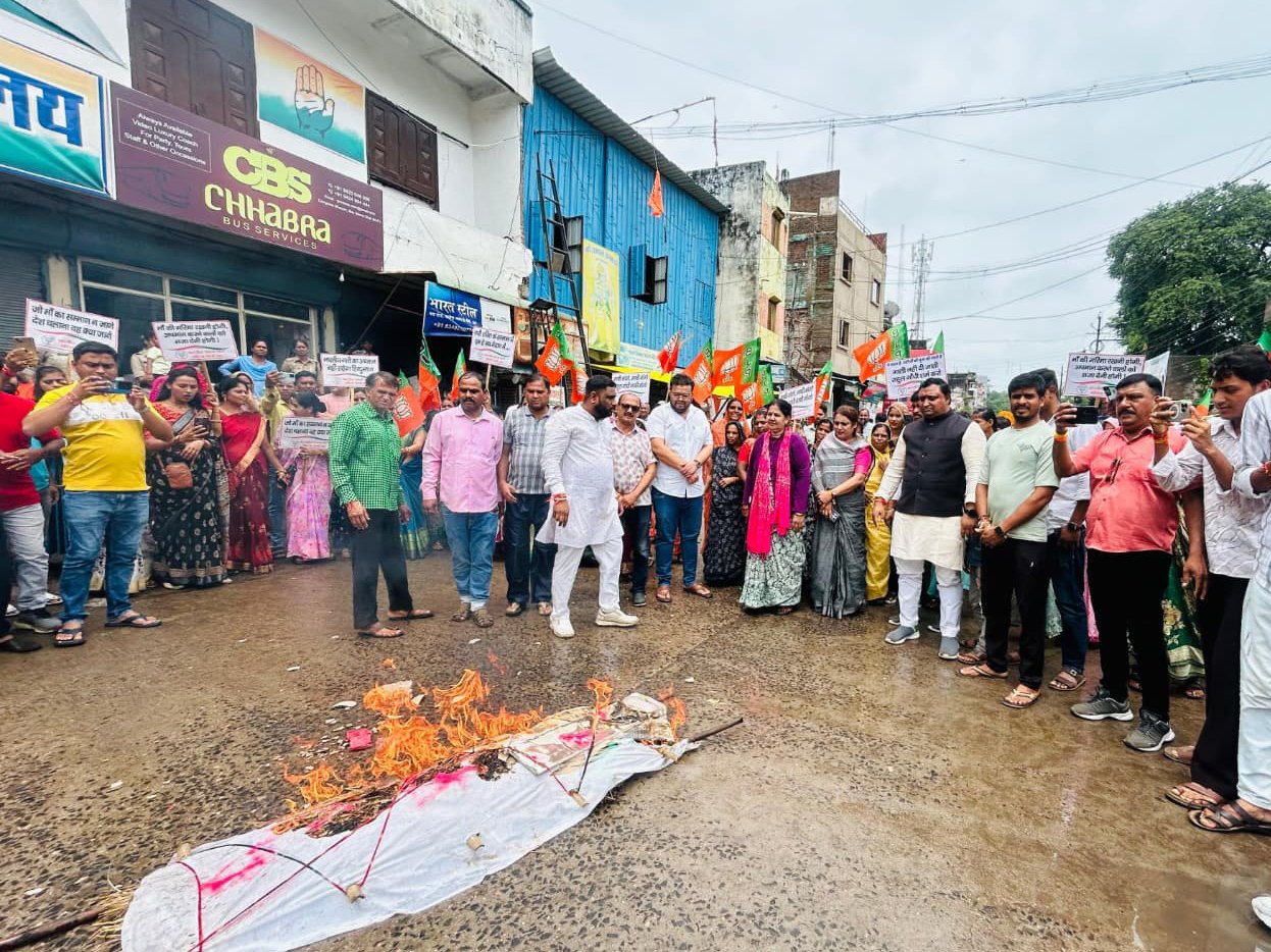 नेशन बुलेटिन धार। भाजपा महिला मोर्चा के नेतृत्व में कांग्रेस कार्यालय का घेराव कर राहुल गांधी का पुतला दहन हुआ।