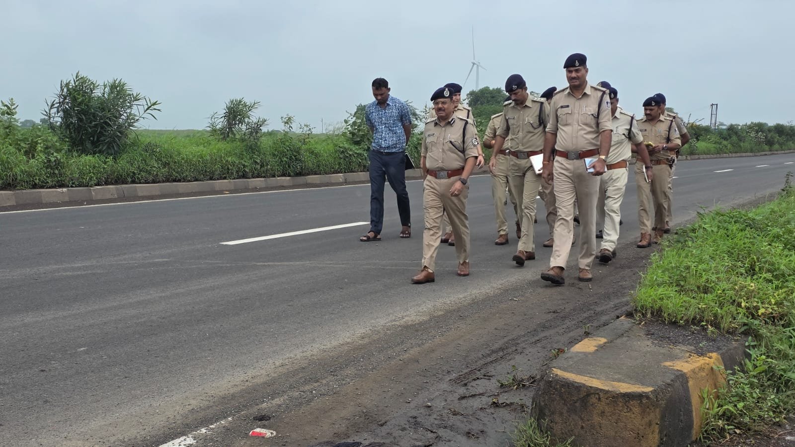 नेशन बुलेटिन धार। इंदौर अहमदाबाद रोड़ चिकलिया घाटी ओवर ब्रीज के पास फरियादी राहुल राजोरिया नि. इंदौर के साथ लूट की घटना को अंजाम दिया है।