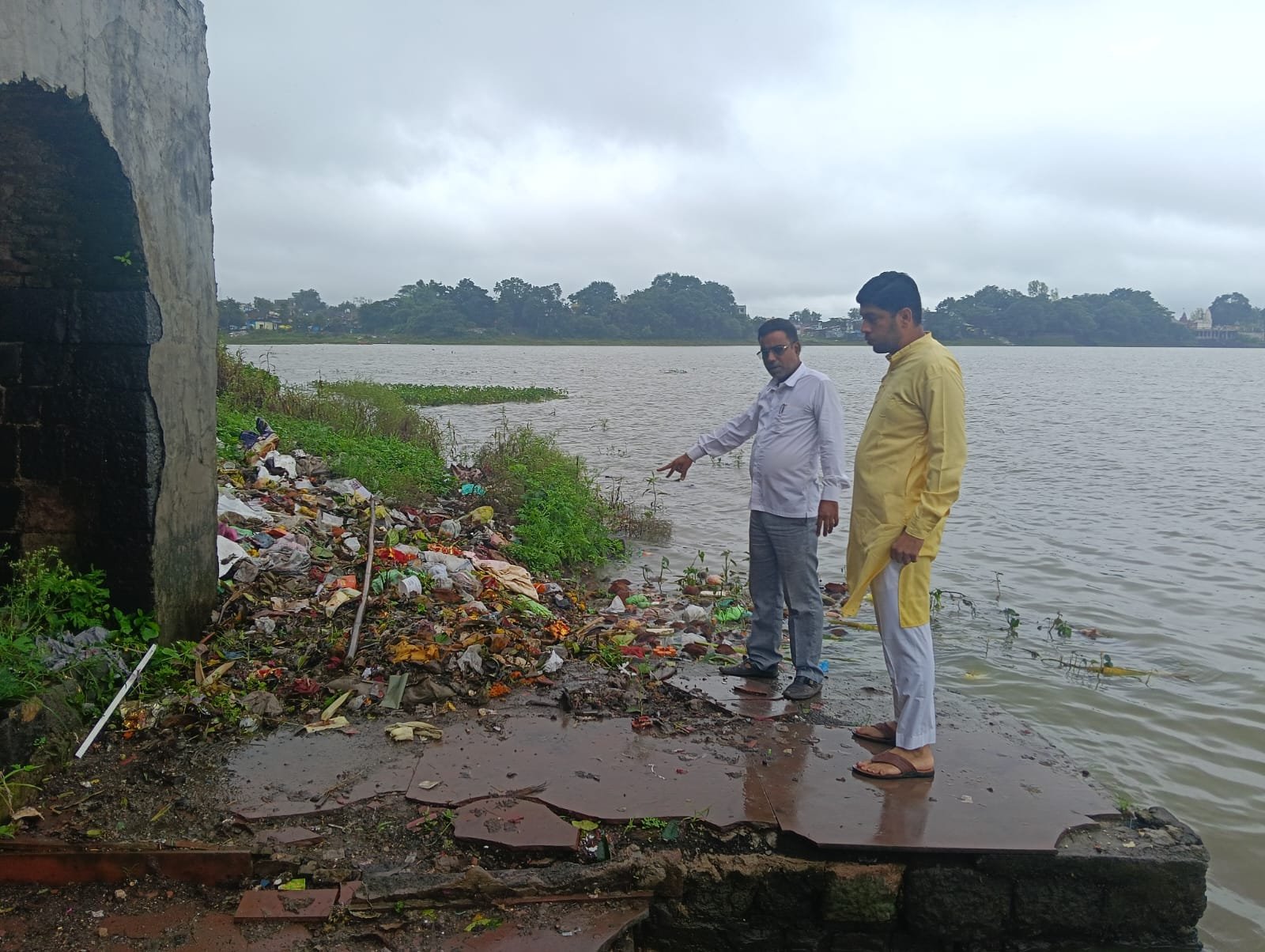 नेशन बुलेटिन धार। अनंत चतुर्दशी को देखते हुए श्री गणेश विसर्जन एव मूंज एव देवी सागर तालाब का निरीक्षण पर नपा,जिला प्रशासन की लापरवाही सामने आई ।