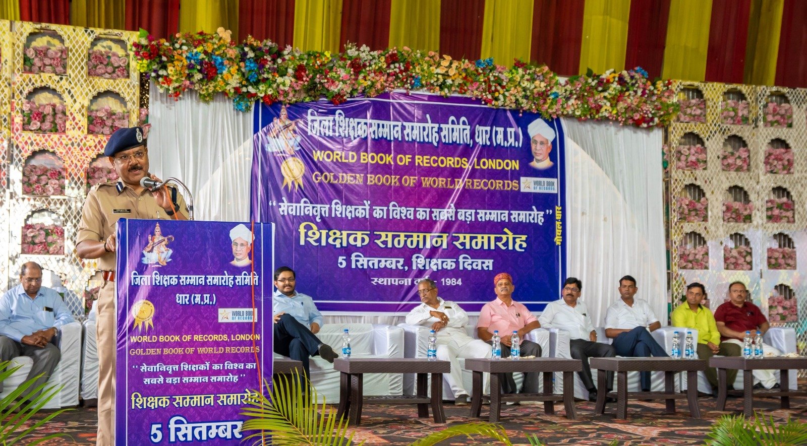 नेशन बुलेटिन धार। जिला शिक्षक सम्मान समारोह समिति धार ने 206 सेवानिवृत्त शिक्षकों का सम्मान किया।