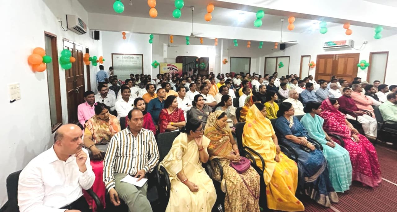 नेशन बुलेटिन धार। भाजपा के प्रदेश प्रभारी डॉ. महेन्द्र सिंह ने पीएम मोदी के आगमन को लेकर धार में तैयारी बैठक को किया संबोधित।