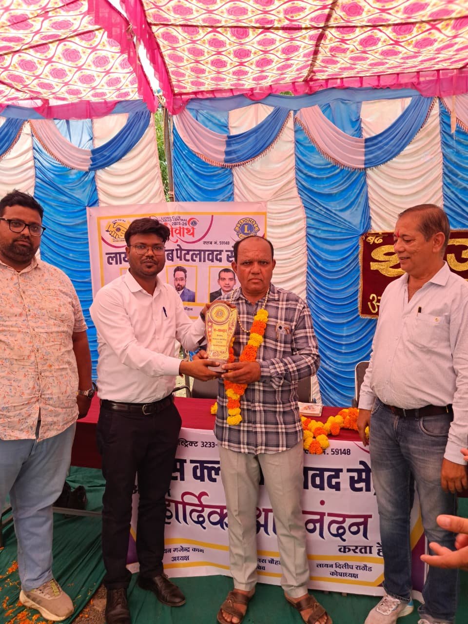 झकनावदा/पेटलावद – लायंस क्लब ने पीएम श्री स्कूल झकनावदा के स्कूल स्टाफ का किया सम्मान।