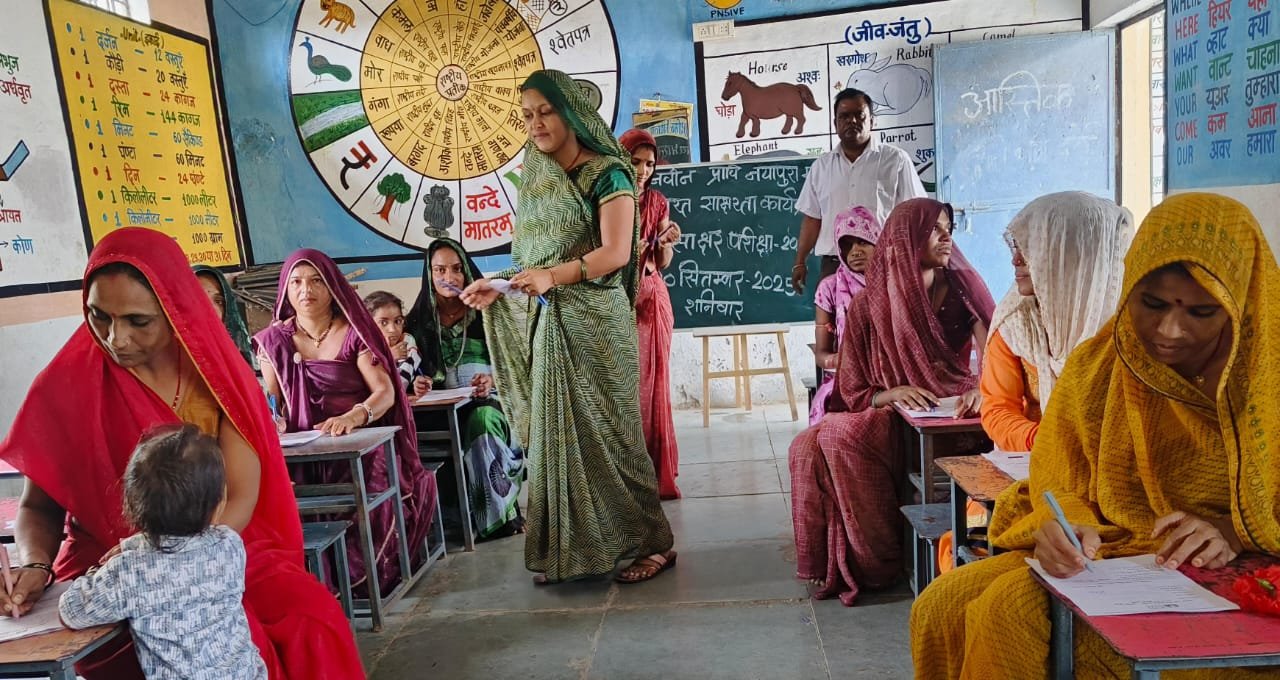 नेशन बुलेटिन धार।नयापुरा माकनी में उत्साह के साथ नवसाक्षर परीक्षा आयोजित।