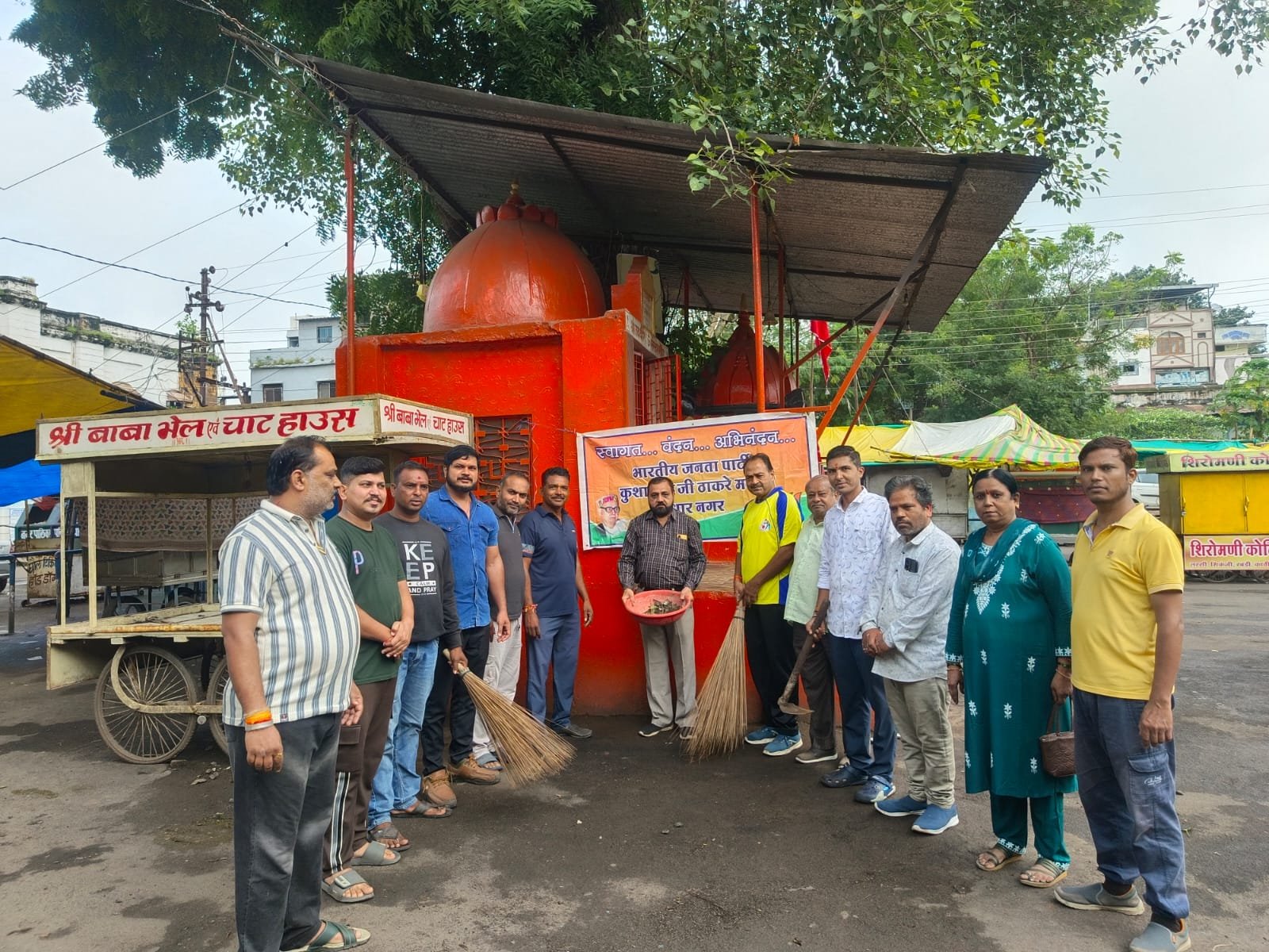 नेशन बुलेटिन धार। कुशाभाऊ ठाकरे मंडल द्वारा स्वच्छता अभियान, पौधारोपण कर पंडित दीनदयाल जी के चित्र पर पुष्पांजलि अर्पित की।