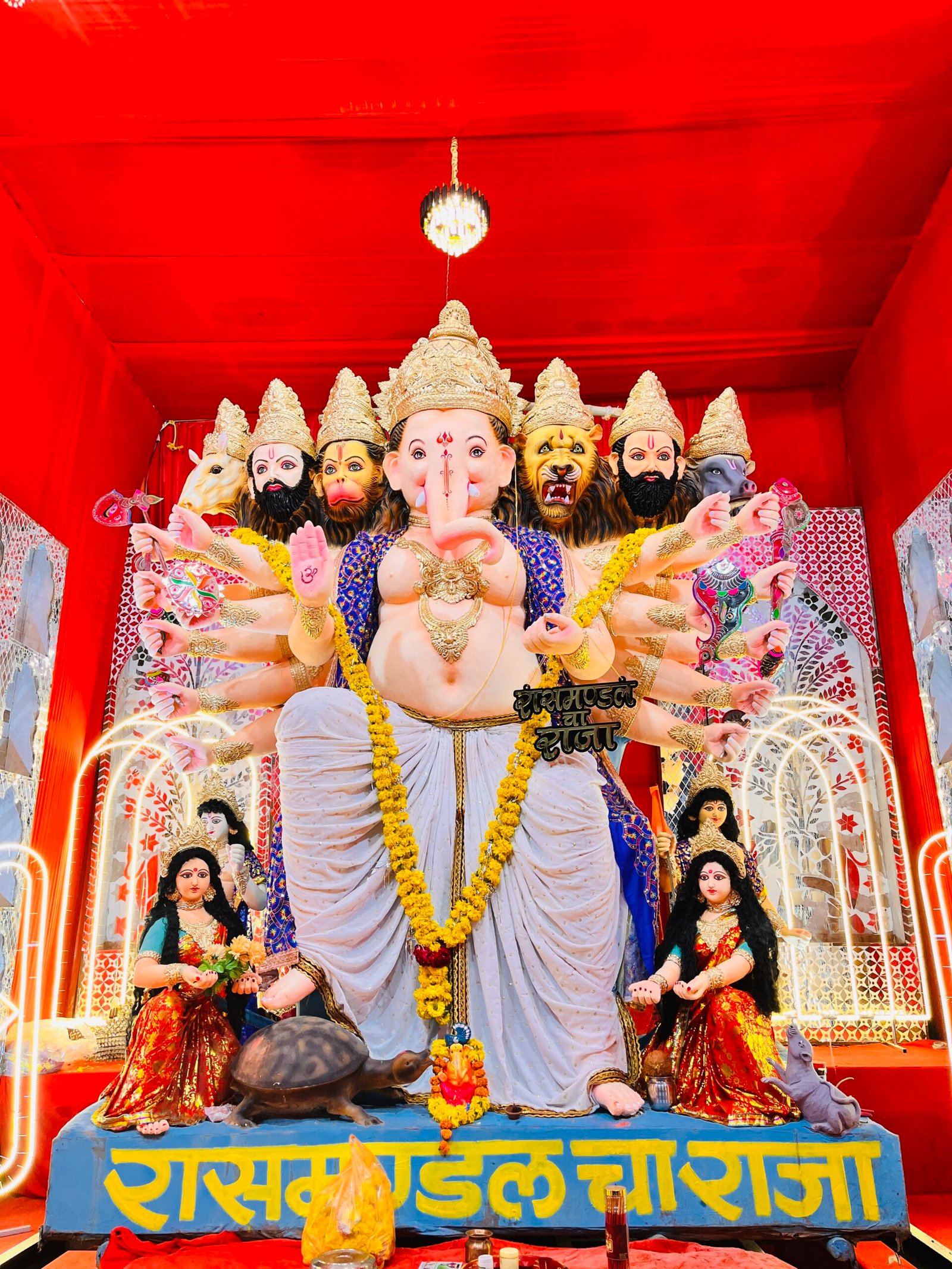 नेशन बुलेटिन धार।धार जिले की सबसे बड़ी प्रतिमा 17 फीट सार्वजनिक गणेश उत्सव समिति रासमंडल चौराहा के द्वारा वर्ष 46 वा मनाया गया |