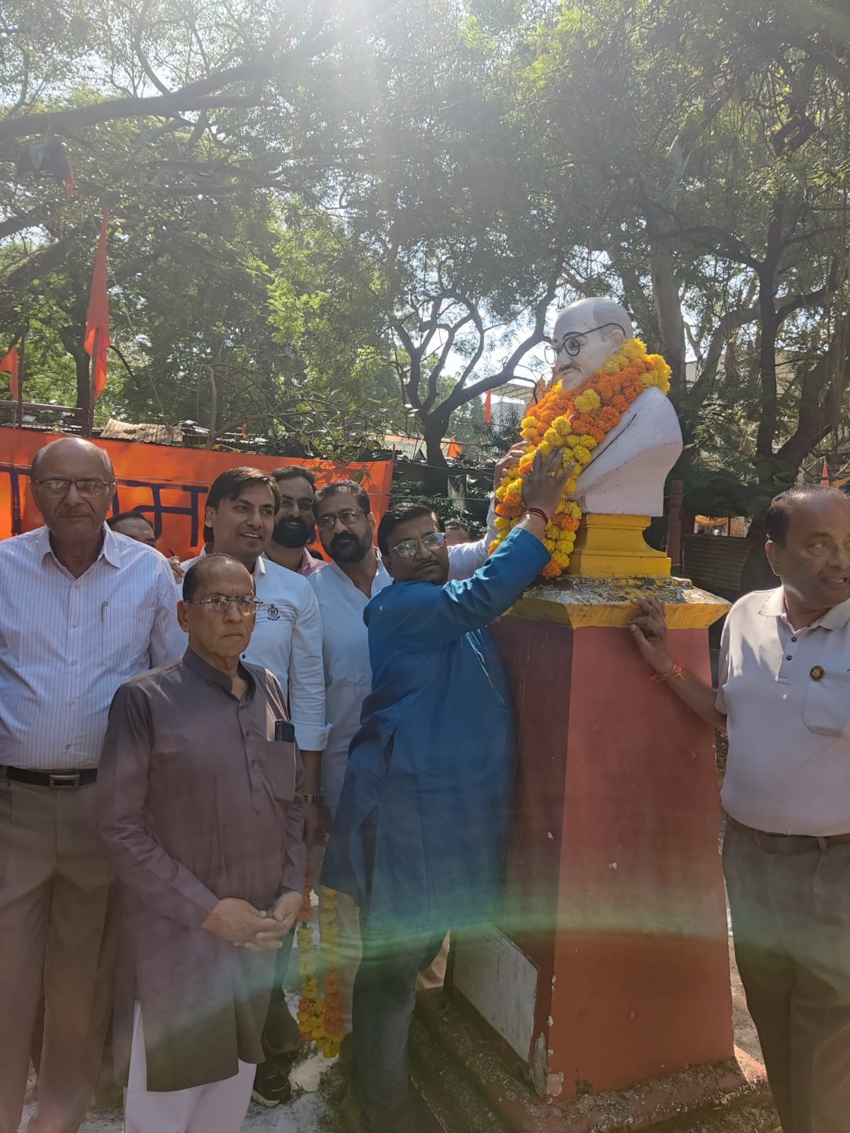 नेशन बुलेटिन धार। वैश्य महासम्मेलन जिला धार युवा इकाई द्वारा महात्मा गांधीजी की जयंति पर माल्यार्पण कर भावभीनी श्रद्धांजलि अर्पित की।