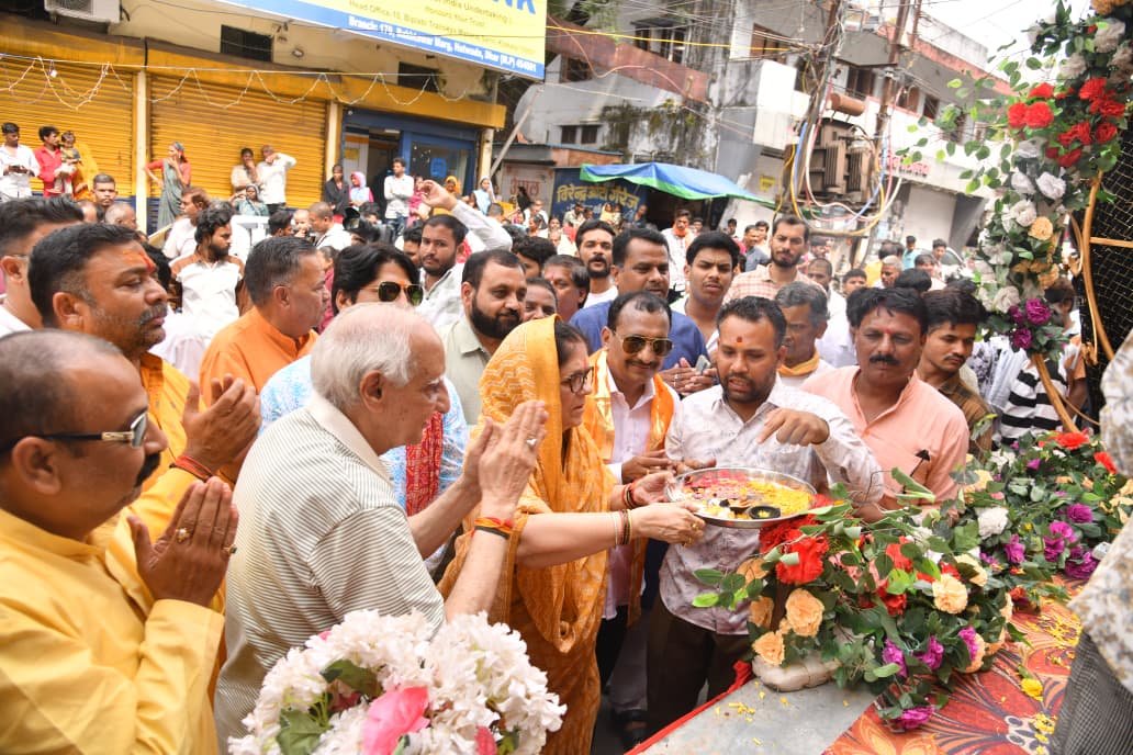 नेशन बुलेटिन धार। मायापुरी कॉलोनी से मां दुर्गा की भव्य शोभा यात्रा देश विदेश के कलाकार के साथ आकर्षक प्रस्तुतियां देते हुए शहर में निकली।