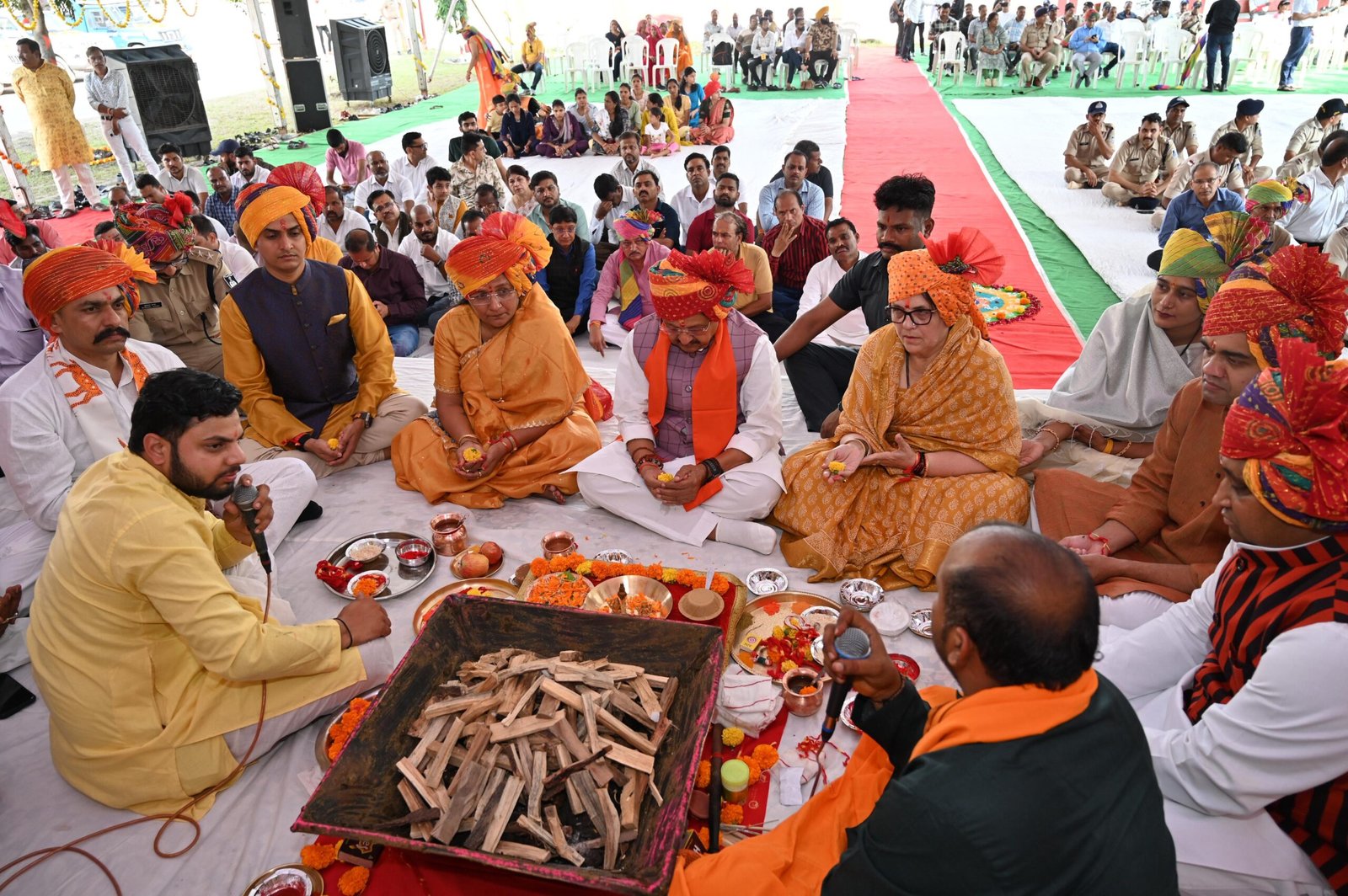 नेशन बुलेटिन धार। प्रभारी मंत्री कैलाश विजयवर्गीय ने किया शस्त्र पूजन, विजयादशमी पर पुलिस लाइन में दिखा उत्साह।