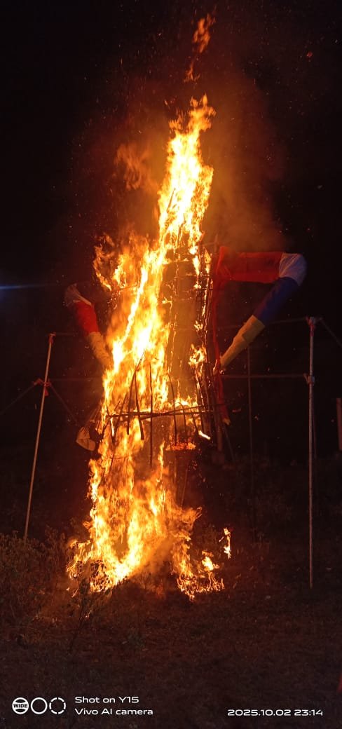 नेशन बुलेटिन धार। सादलपुर में नवदुर्गा एवं दशहरोत्सव धूमधाम से मनाया जमकर आतिशबाजी के साथ एकत्तीस फिट रावण दहन किया हजारों श्रद्धालुओं ने निहारा । 