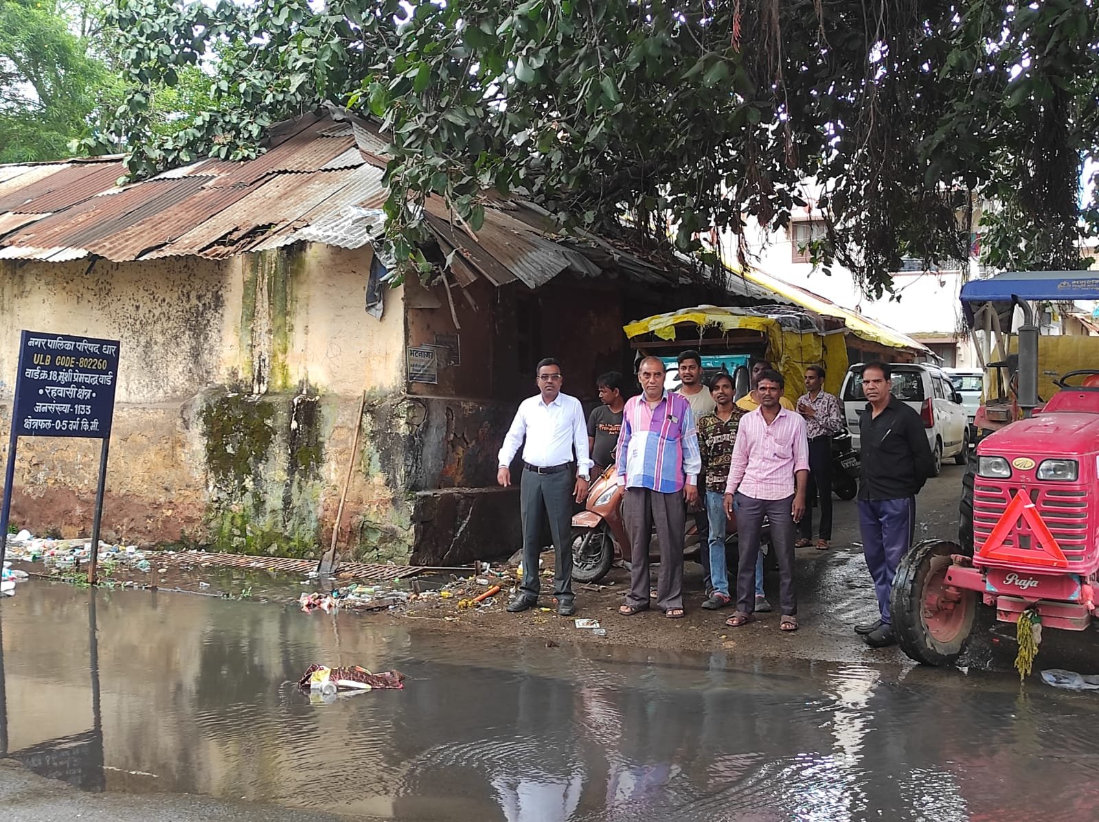 नेशन बुलेटिन धार। धारेश्वर मंदिर के सामने गंदे नाले की समस्या को लेकर धरना। पार्षद प्रतिनिधि ठाकुर