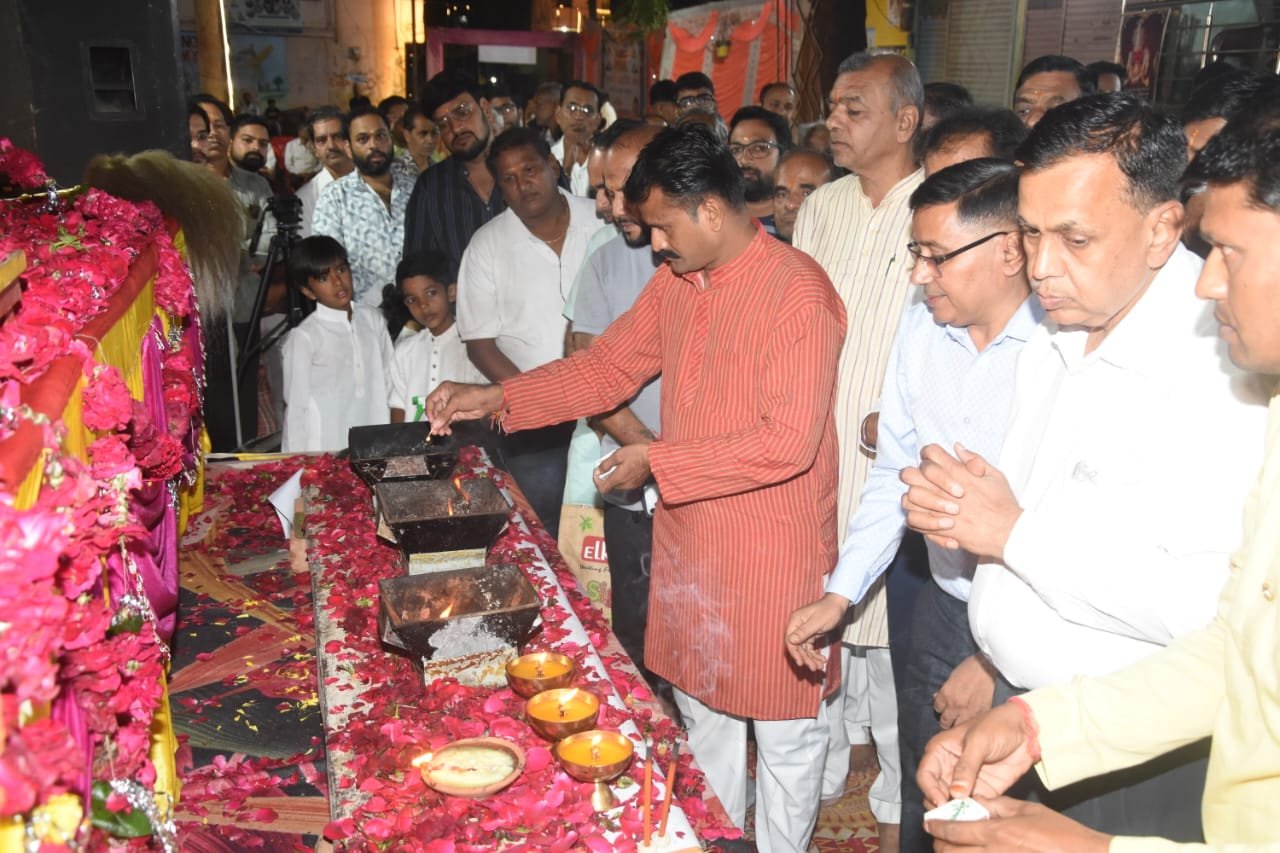 नेशन बुलेटिन धार। झकनावदा मे बैंड बाजों के साथ धूम धाम से भैरव देव को अर्पण किया छप्पन प्रकार का नैवेद्य।