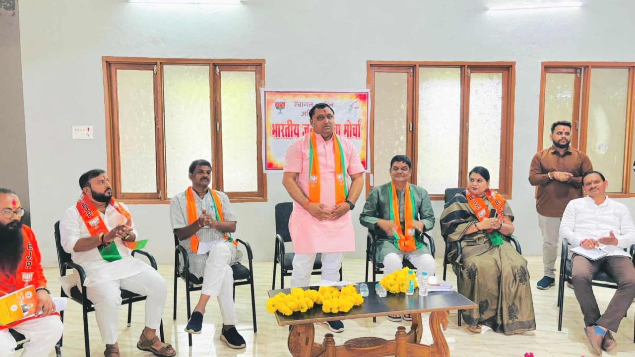 नेशन बुलेटिन धार। युवा मोर्चा जिला पदाधिकारी एवं मंडल अध्यक्षों की आगामी कार्यक्रमों को लेकर बैठक संपन्न।