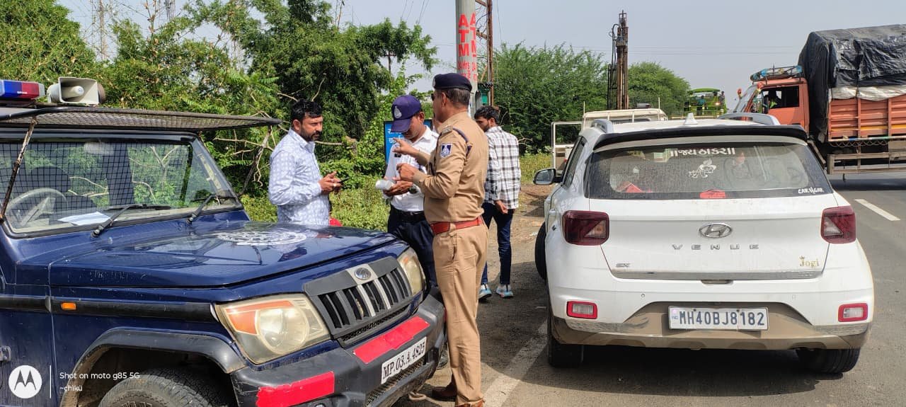 नेशन बुलेटिन धार। वाहनों पर ओवरस्पीडिंग करते पाए जाने पर चलानी कार्यवाही की गई ।