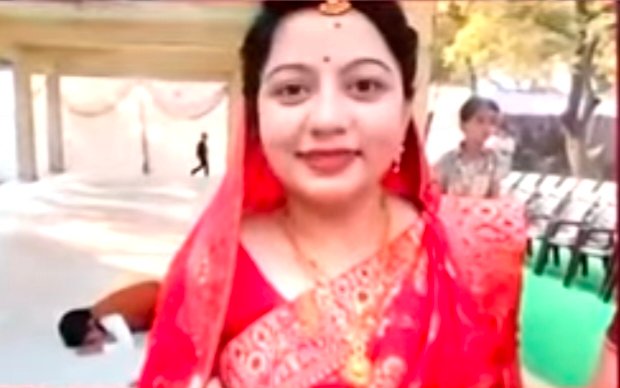 नेशन बुलेटिन धार। साइलेंट अटैक से मौके पर गिरी युवती।