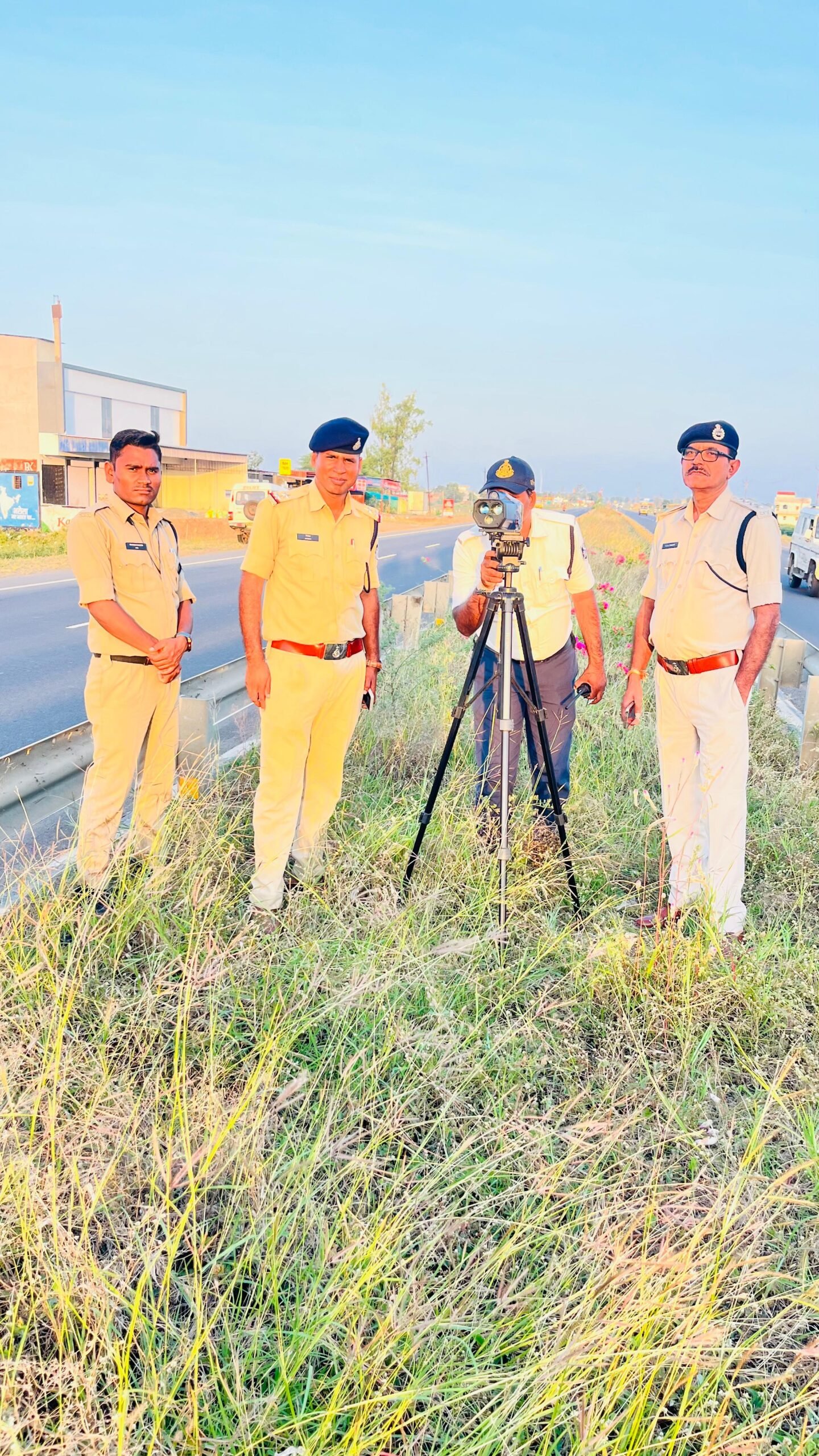 नेशन बुलेटिन धार। लेबड – जावरा मार्ग पर अब तेज रफ्तार वाहनों पर पुलिस का शिकंजा।