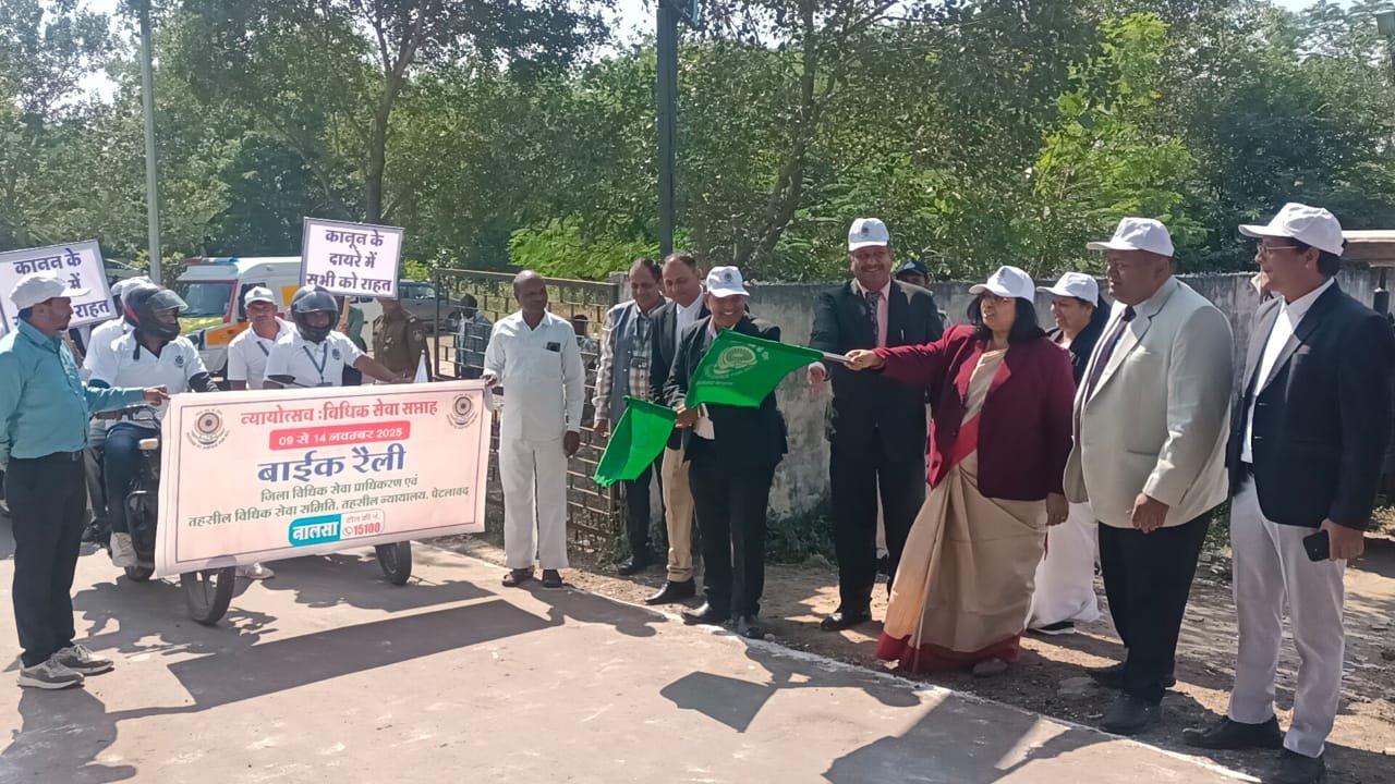 नेशन बुलेटिन धार। वाहन चलाते समय रखे सावधानी, हेलमेट जरूर पहने करे यातायात नियमों का पालन-प्रधान न्यायाधीश विधि सक्सेना।