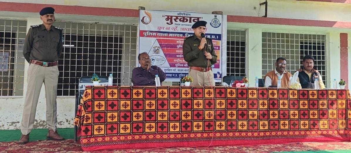 नेशन बुलेटिन धार। धार में ऑपरेशन मुस्कान के तहत छात्राओं को जागरुक किया, पुलिस ने दिए सुरक्षा टिप्स।