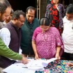 नेशन बुलेटिन धार। केंद्रीय राज्यमंत्री सावित्री ठाकुर ने मतदाता सूची के एसआईआर कार्य का निरीक्षण किया।