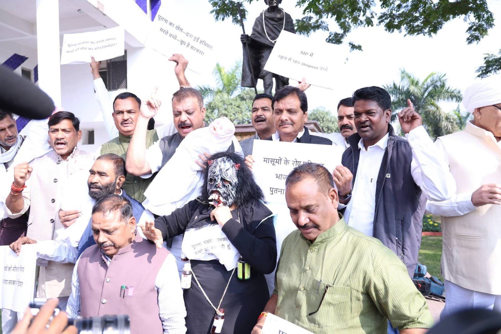 नेशन बुलेटिन धार। मध्यप्रदेश विधानसभा शीतकालीन सत्र – पहले ही दिन कांग्रेस का तीखा विरोध प्रदर्शन।