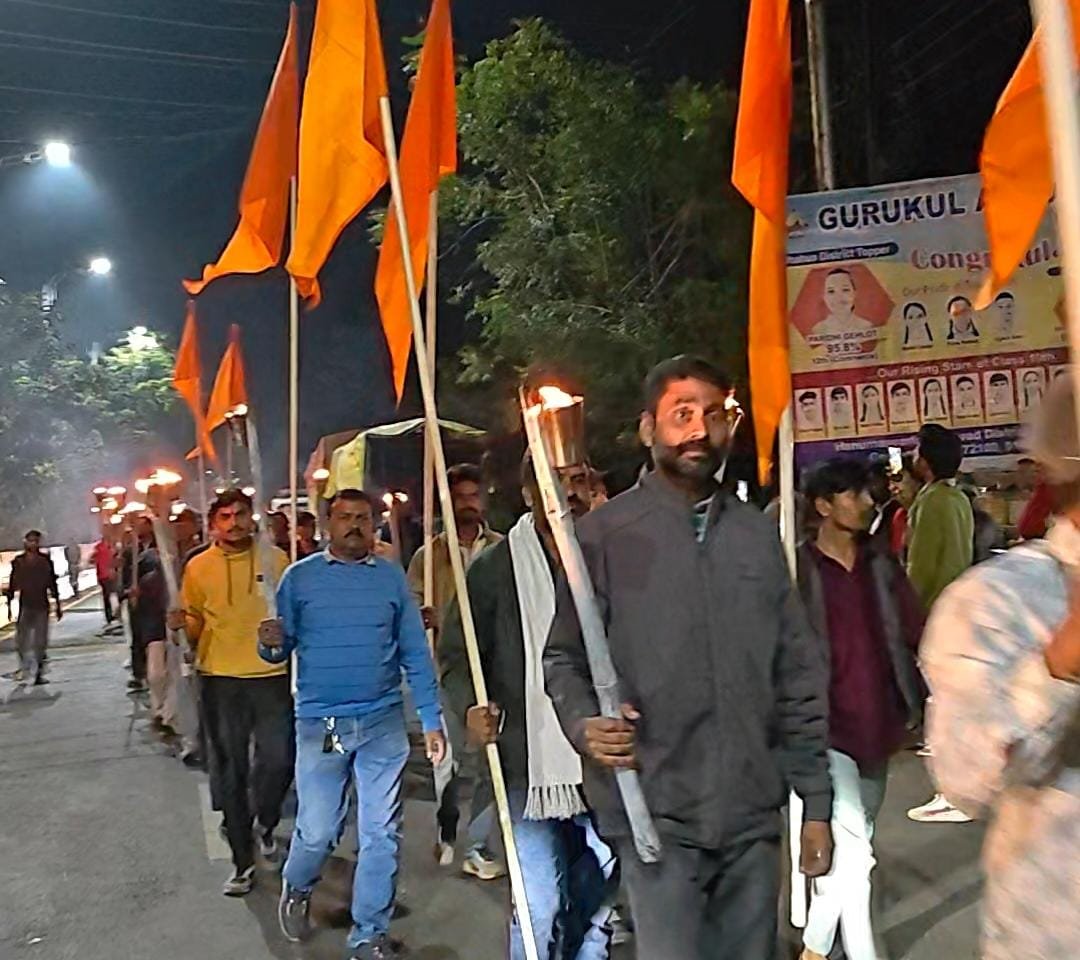 नेशन बुलेटिन धार। पेटलावद में करणी सेना ने निकाली विशाल मशाल यात्रा।