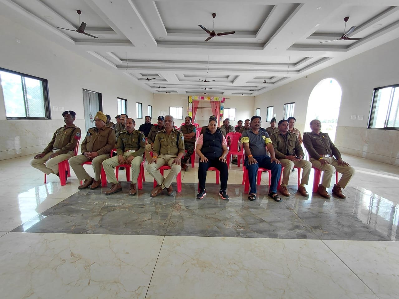 नेशन बुलेटिन धार। थाना सादलपुर में पुलिसकर्मियों के लिए तनाव मुक्ति एवं ध्यान सत्र आयोजित।