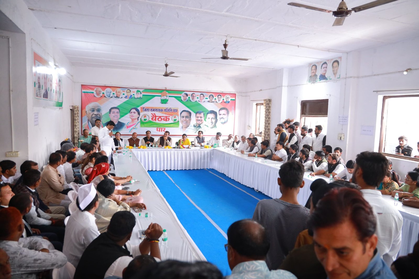 नेशन बुलेटिन धार। पेड़ काटने का कटर लेकर पहुंचे नेता प्रतिपक्ष उमंग सिंघार जी।