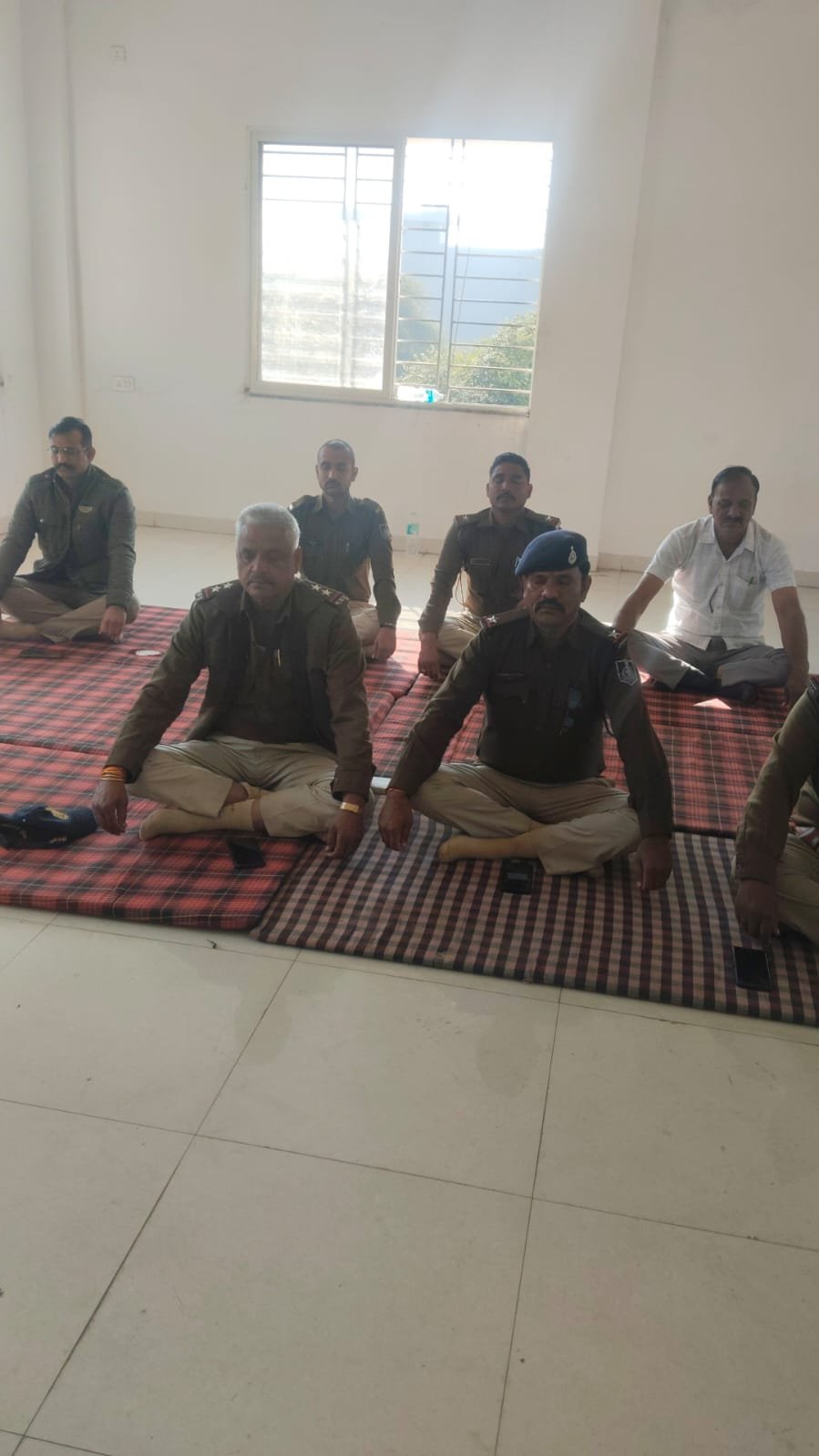 नेशन बुलेटिन धार। थाना सादलपुर में पुलिसकर्मियों के लिए तनाव मुक्ति एवं ध्यान सत्र आयोजित।