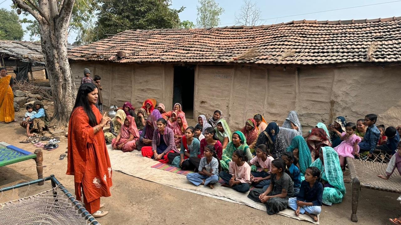 नेशन बुलेटिन धार। उमंग सिंघार के निर्देश पर प्रीति माहेश्वरी का जनसंपर्क अभियान, आदिवासी महिलाओं ने खोले बीजेपी के झूठे वादों के पोल।