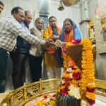 नेशन बुलेटिन धार। धारेश्वर मंदिर में केंद्रीय राज्यमंत्री सावित्री ठाकुर ने किया जलाभिषेक, शिव जाप में जुटे भाजपा कार्यकर्ता।