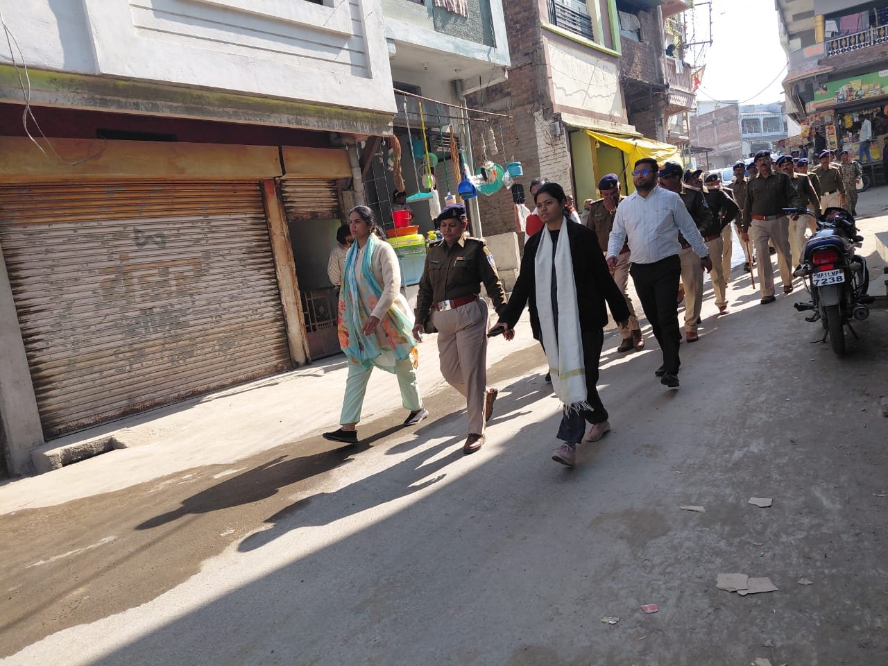 नेशन बुलेटिन धार।आगामी त्यौहार के चलते पैदल मार्च निकाला ।