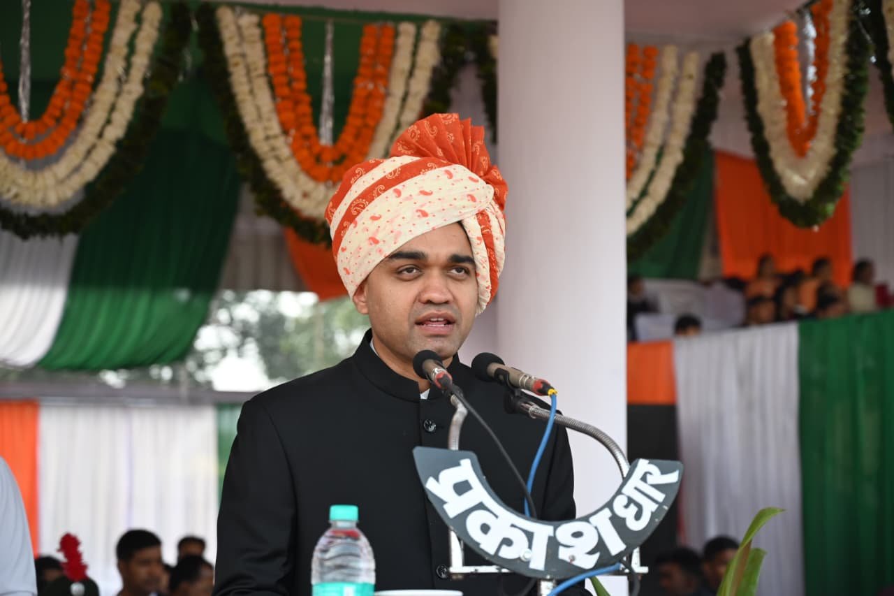 नेशन बुलेटिन धार। कलेक्टर श्री प्रियंक मिश्रा ने ध्वज फहराकर ली परेड की सलामी।