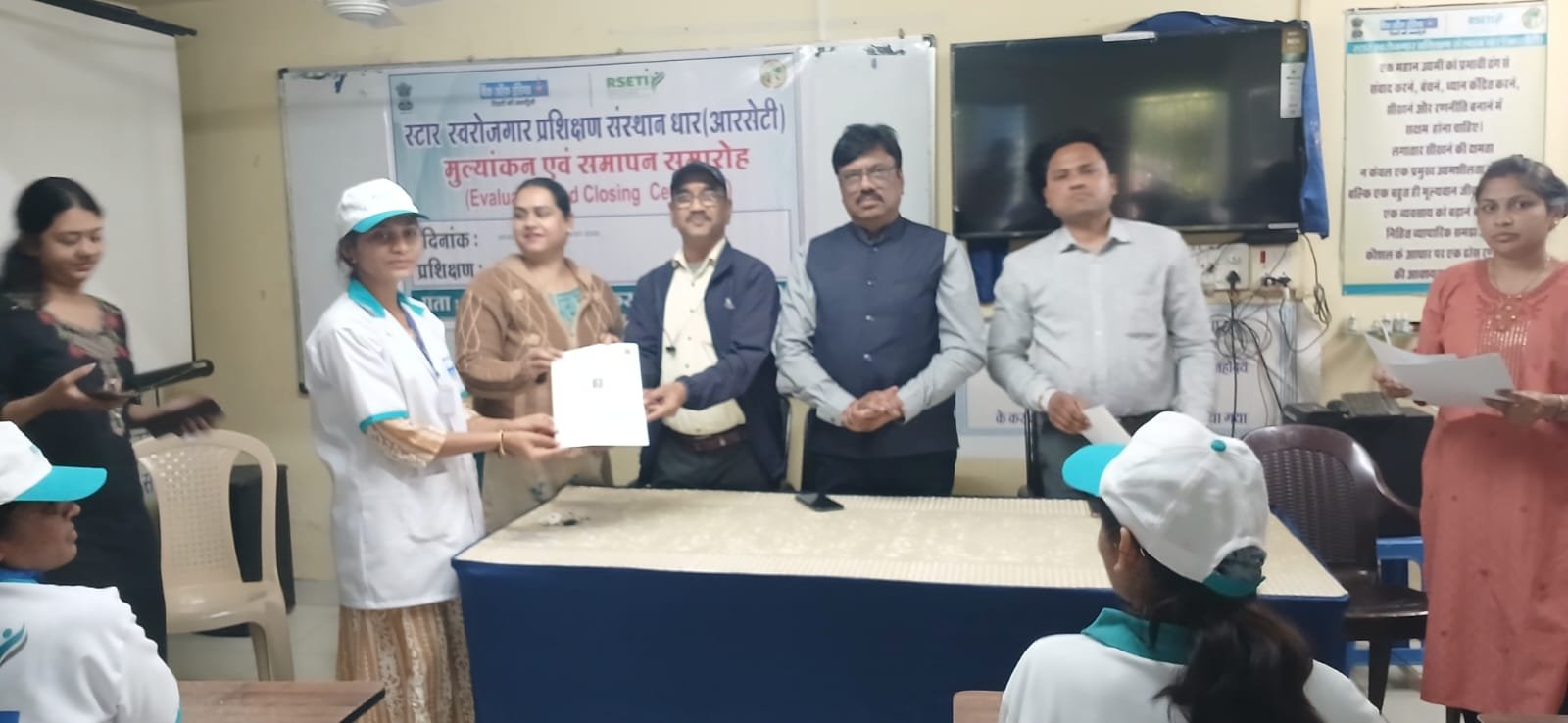 नेशन बुलेटिन धार। धार में 6 दिवसीय बैंक मित्र प्रशिक्षण का सफल समापन, आत्मनिर्भरता पर दिया गया जोर।