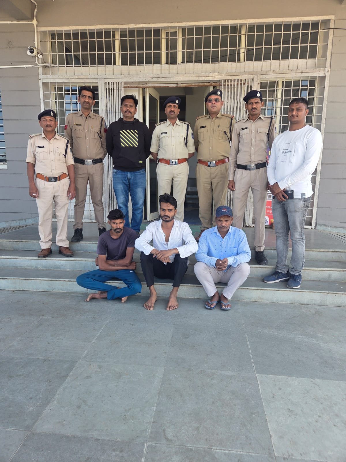 नेशन बुलेटिन धार। नौगांव पुलिस को मिली बड़ी सफलता, अभियान में 100 से अधिक स्थाई वारंट तामील किये ।