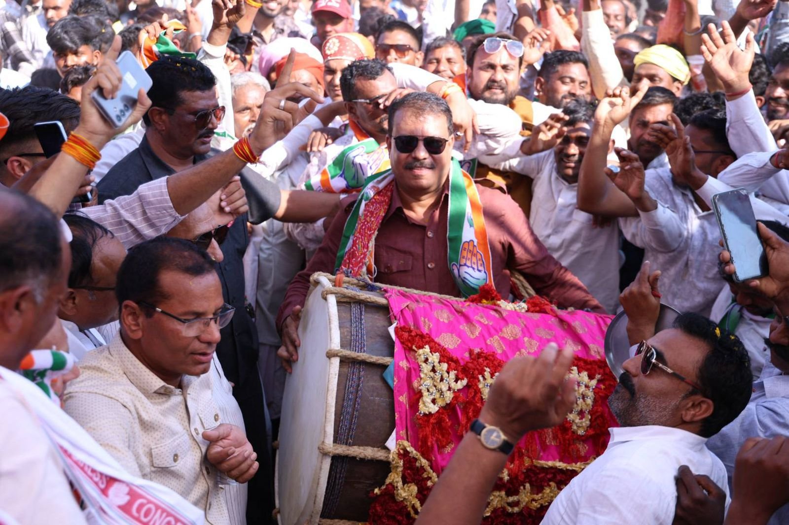 नेशन बुलेटिन धार। लोक संस्कृति के पर्व भगोरिया की मस्ती में सारोबार हुआ नालछा का अंतिम भगोरिया, जमकर उड़ा गुलाल थीरके कदम।