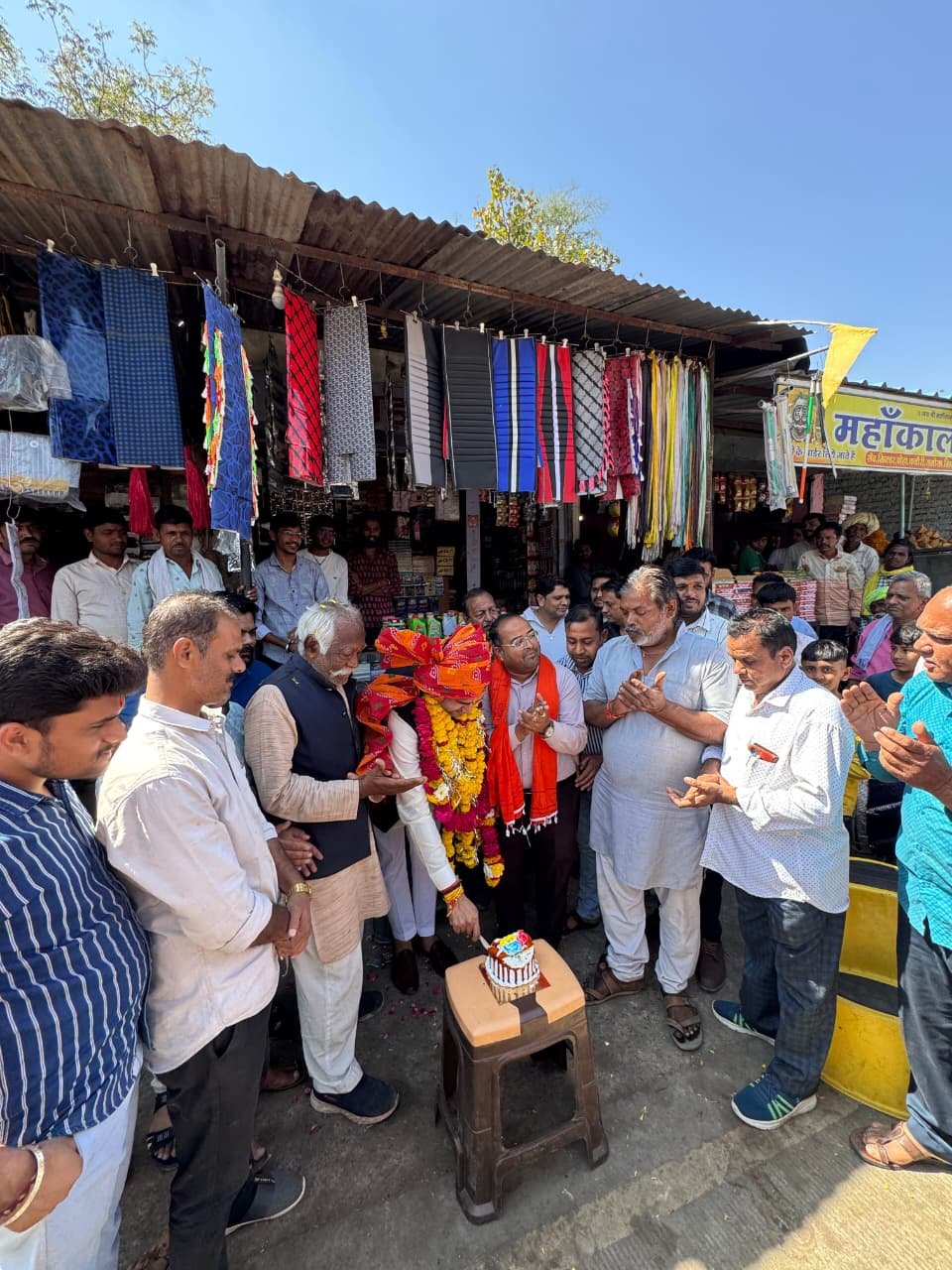 नेशन बुलेटिन धार। रुद्र सेना अध्यक्ष प्रशांत जाटवा का जन्मदिन धूमधाम से मनाया, मंदिरों में दर्शन कर लिया आशीर्वाद।