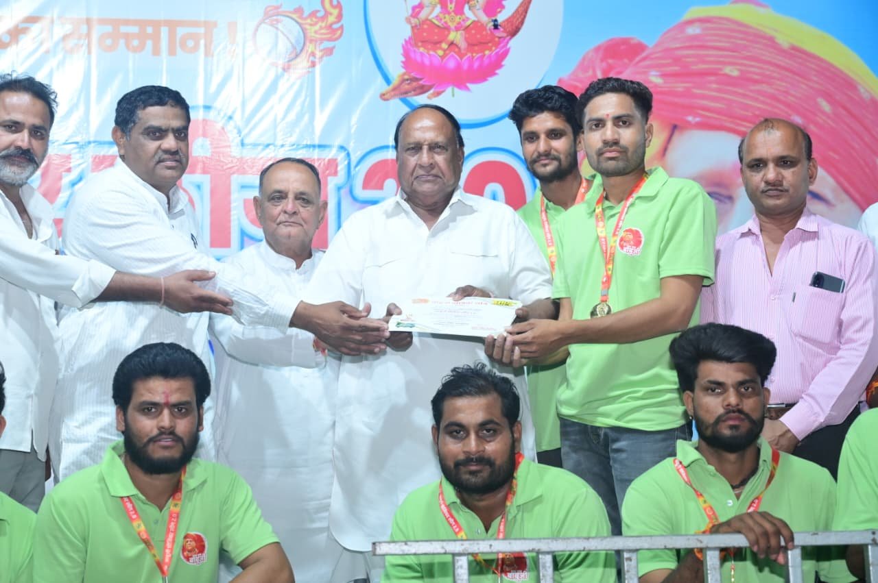 नेशन बुलेटिन धार। सैकडो क्रिकेट प्रेमियों की मौजूदगी में विधायक भंवरसिंह शेखावत ने क्रिकेट के महासमर की शुरुआत पहली बाल खेलकर की गई।