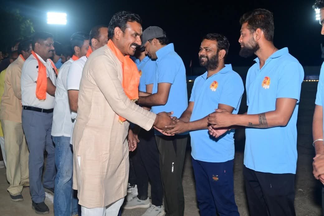 नेशन बुलेटिन धार। नाॅक आउट मुकाबले में फ्रेडस क्लब गाजनोद ने बखतगढ 11 को 51 रन व किंग 11 पाना ने छोकला 11 को 7 विकेट से हराकर क्वालीफाई किया।