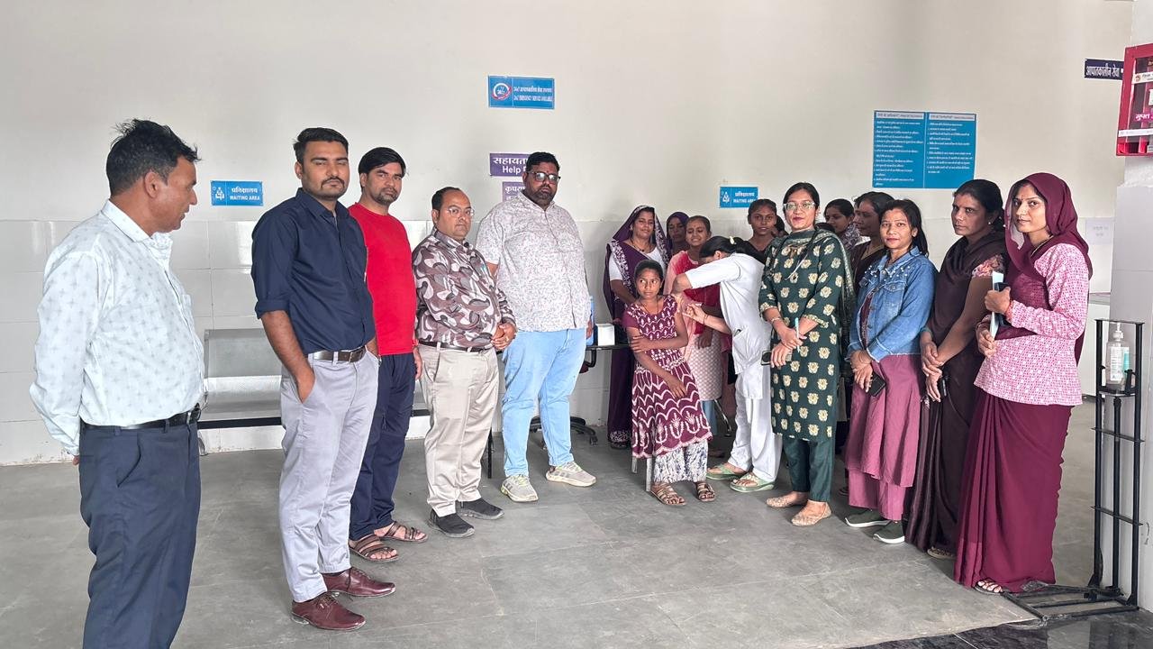 नेशन बुलेटिन धार। सामुदायिक स्वास्थ्य केंद्र झकनावदा में एचपीवी वैक्सीन का आयोजन।