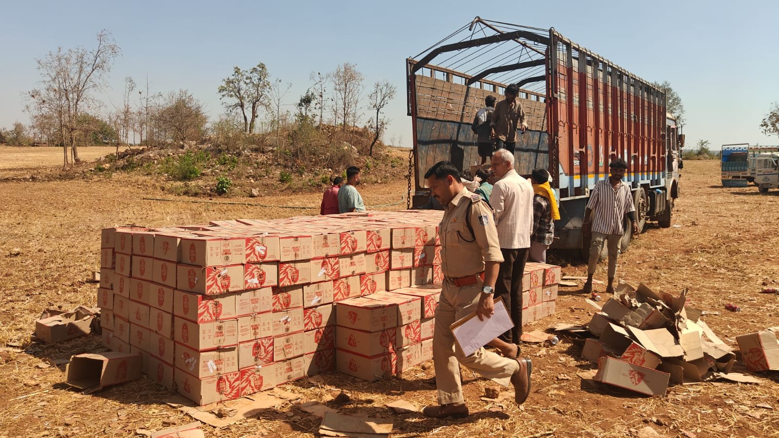 नेशन बुलेटिन धार। शराब ट्रक की लुट का टांडा पुलिस ने 10 घंटे मे किया खुलासा।